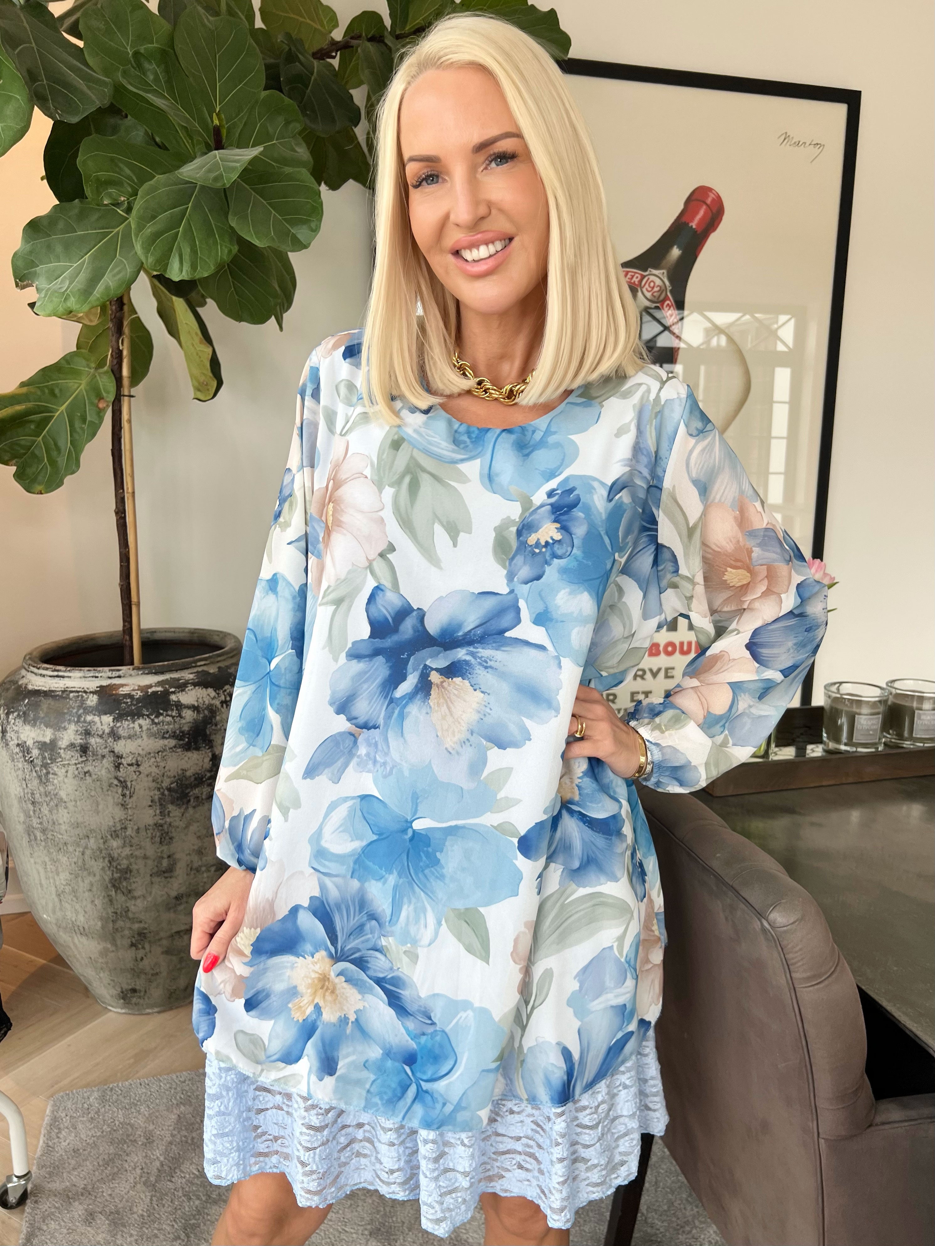 Lauren - Tunikakjole i chiffon med blomsterprint og blondekant